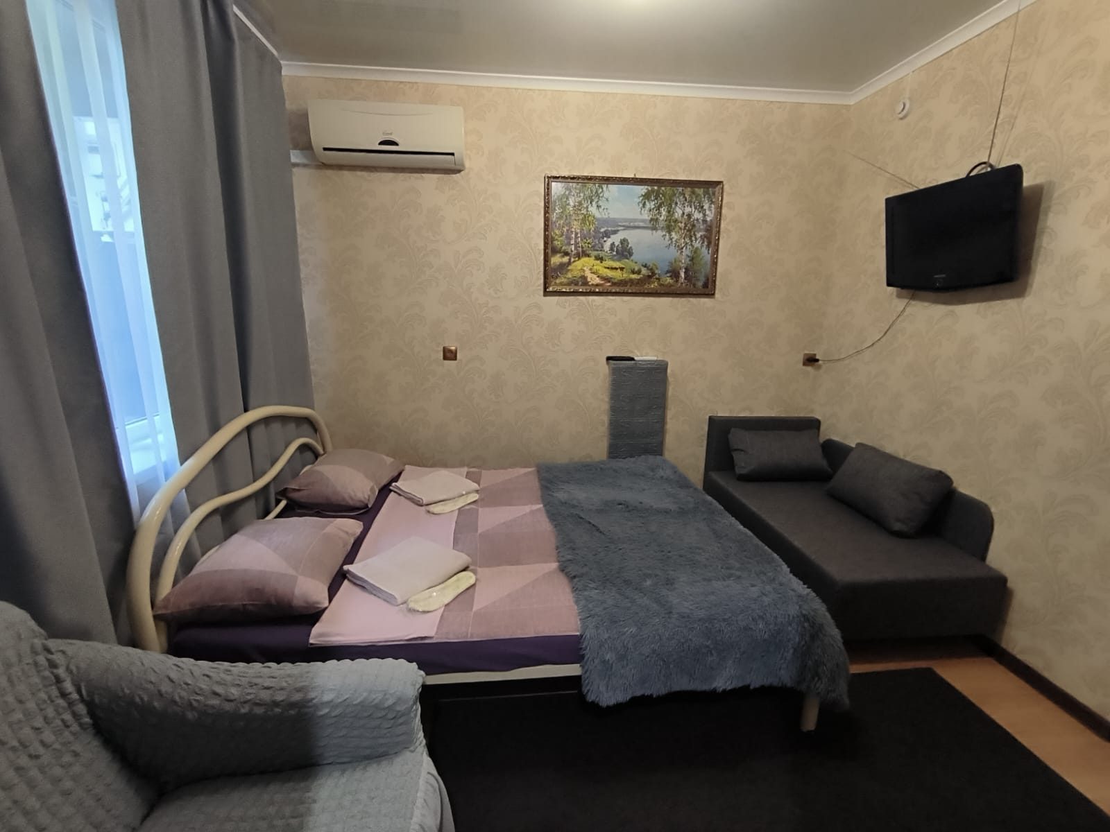 Номер с двуспальной кроватью, диваном и креслом